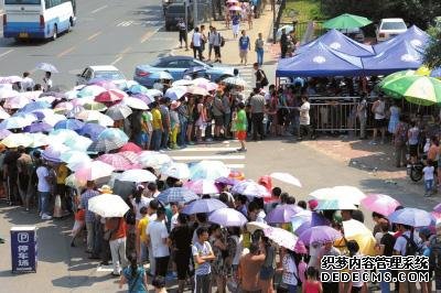 游客大軍在北大東門外等待。